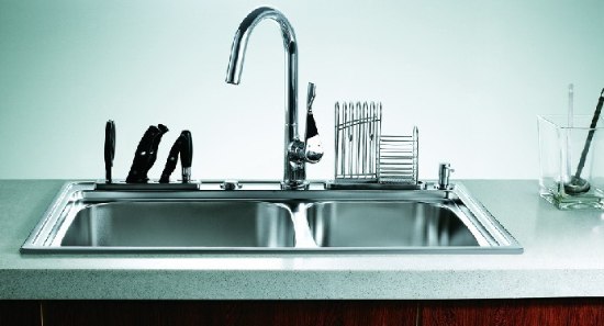 厨房用具常清洗多擦拭 水槽旁勿放易锈品